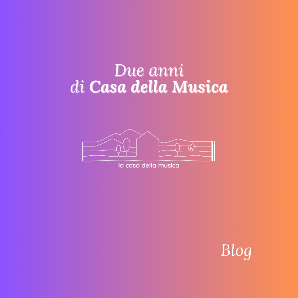Due anni fa nasceva la piattaforma di Casa della Musica, un luogo digitale creato da Emiliano Toso per condividere musica, laboratori, concerti e spazi di ascolto profondo. Oggi questo progetto celebra un percorso fatto di stanze tematiche – come il Giardino dei Segreti, i laboratori “MartEmi” e i diari degli operatori del benessere – che hanno trasformato la piattaforma in una comunità viva. Un anniversario che ricorda come ogni nota, ogni silenzio e ogni emozione possano diventare parte di una risonanza comune.