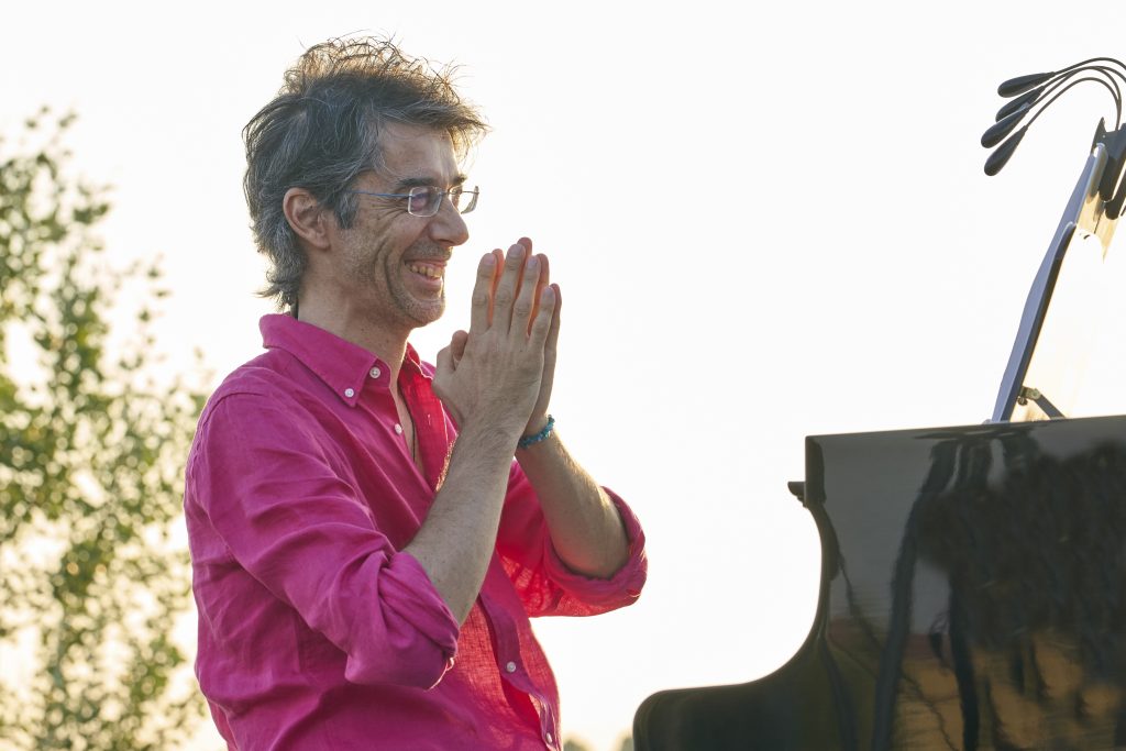 Emiliano Toso suona Translational Music a Bovolenta in mezzo alla lavanda e a cavalli liberi